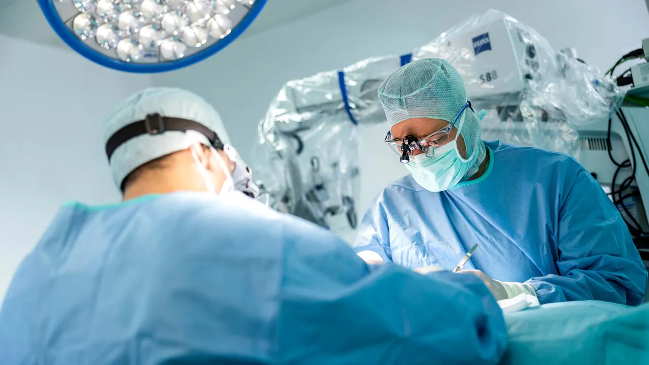 Chirurgen bei einer OP